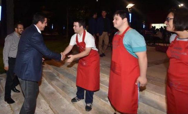 Bakan Zeybekci, Down Kafe'yi Ziyaret Etti