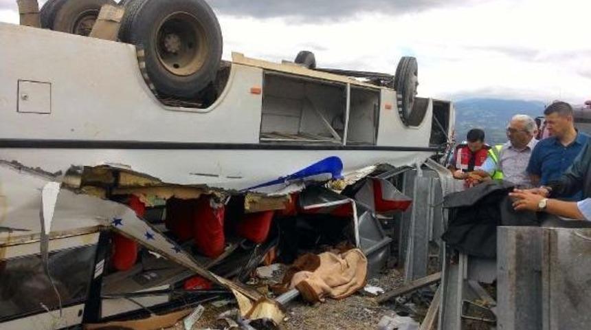 Tokat&rsquo;Ta Tarım Iş&ccedil;ilerini Taşıyan Minib&uuml;s Devrildi: 1 &Ouml;l&uuml;, 20 Yaralı