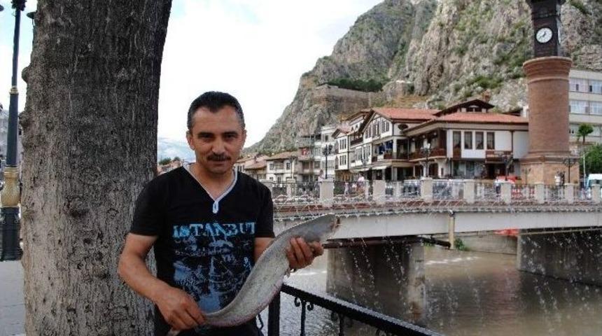 Balık Tutarak Stres Atıyor