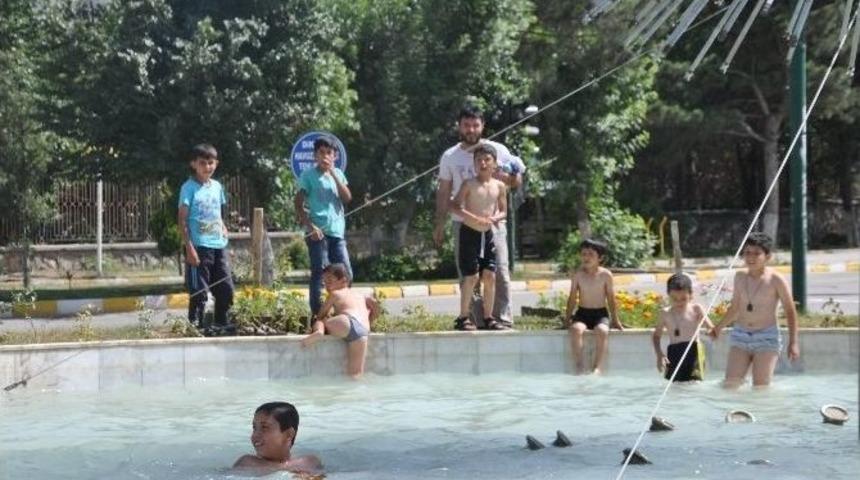 Muş&rsquo;ta &Ccedil;ocuklar Tehlikeye Aldırmadan S&uuml;s Havuzlarında Serinliyor