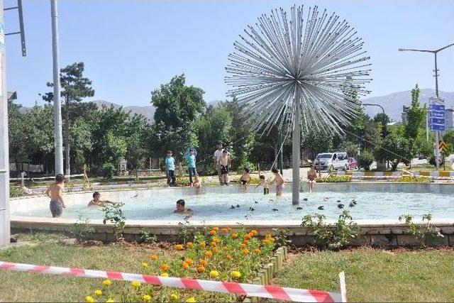 Muş’ta Çocuklar Tehlikeye Aldırmadan Süs Havuzlarında Serinliyor