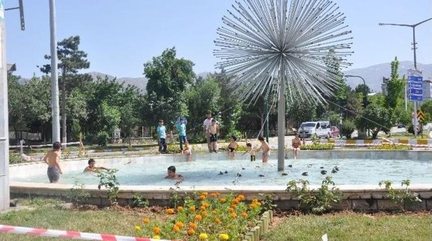 &Ccedil;ocuklar S&uuml;s Havuzunda Serinliyor