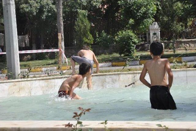 Muş’ta Çocuklar Tehlikeye Aldırmadan Süs Havuzlarında Serinliyor