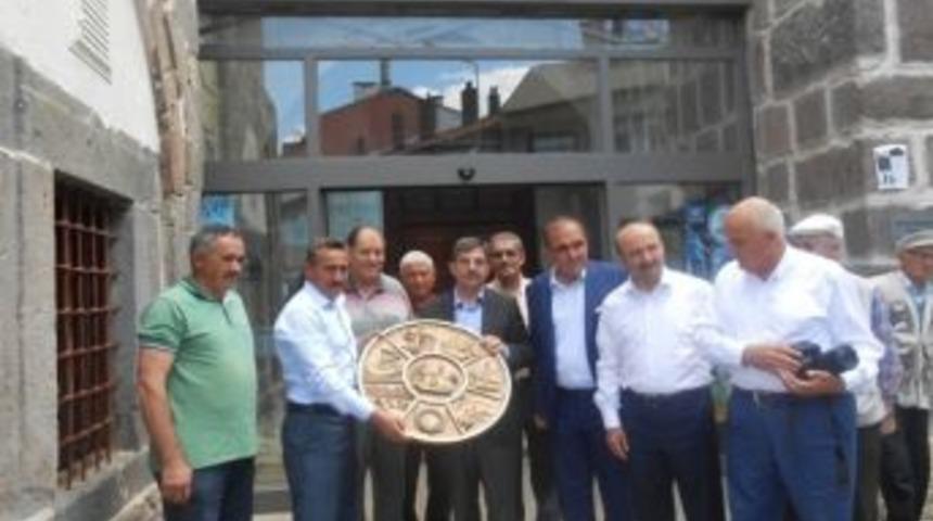 Bakan G&uuml;ll&uuml;ce&rsquo;den H&uuml;k&uuml;met Yorumu: