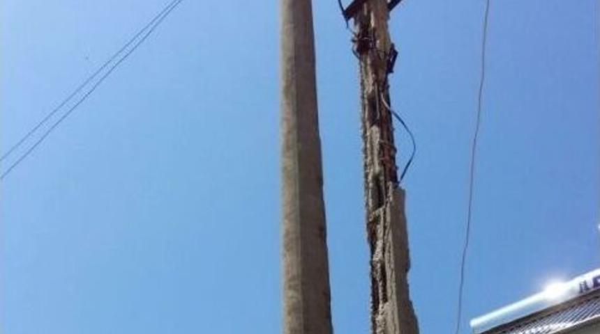 Elektrik Direği Tehlike Sa&ccedil;ıyor