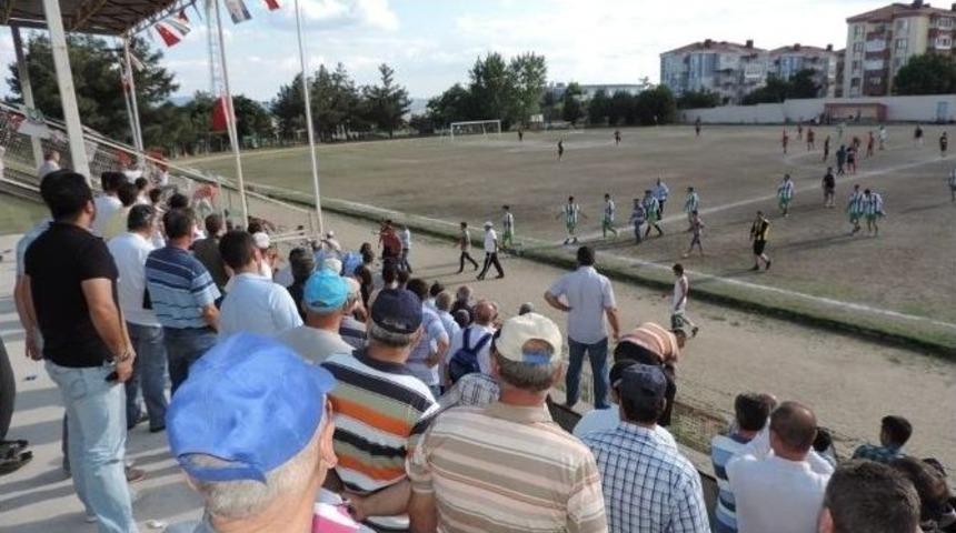 Futbolcular Birbirine Girdi: 2 Yaralı