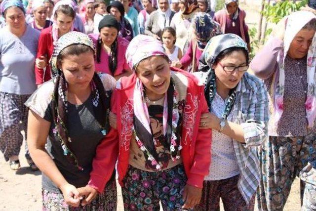 Üzerine Beton Sütun Düşerek Ölen Kadın Toprağa Verildi