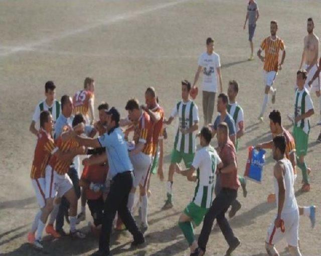 Penaltı Atışları Sonrası Futbolcular Birbirlerine Tekme-Tokat Saldırdı