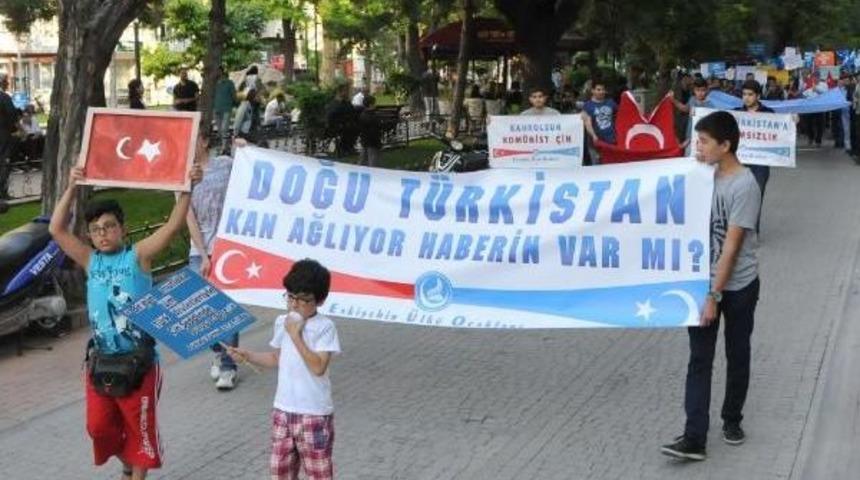 Eskişehir'de &Uuml;lk&uuml;c&uuml;ler Doğu T&uuml;rkistan I&ccedil;in Y&uuml;r&uuml;d&uuml;