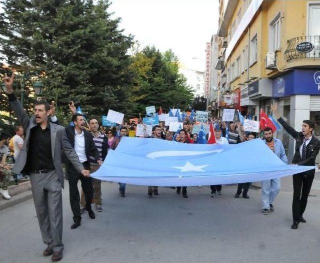 Eskişehir'de Ülkücüler Doğu Türkistan Için Yürüdü