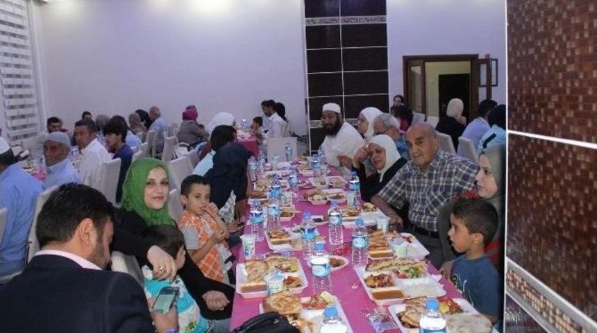 Suriyeliler "iyilik Sofrası"nda İftarlarını A&ccedil;tı