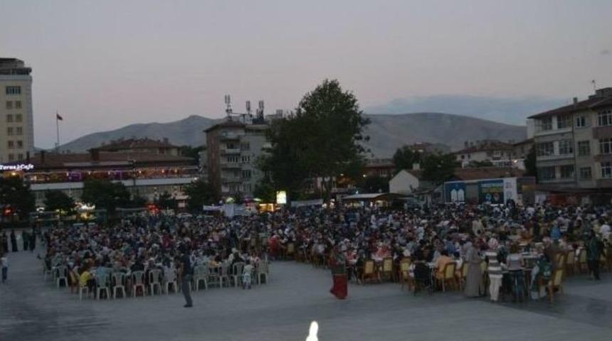 İhh Niğde&rsquo;de 2 Bin Kişiye İftar Verdi