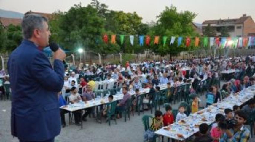 &rsquo;meydan İftarları&rsquo;nda Binlerce Kişi Aynı Sofrada Oru&ccedil;larını A&ccedil;ıyor