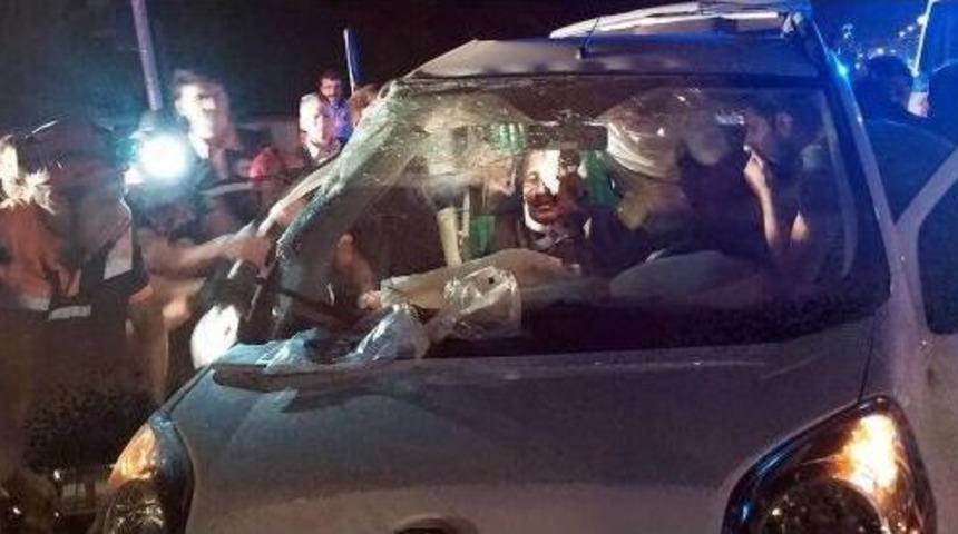 Halk Otob&uuml;s&uuml; Ile Kamyonet &Ccedil;arpıştı; 6 Yaralı