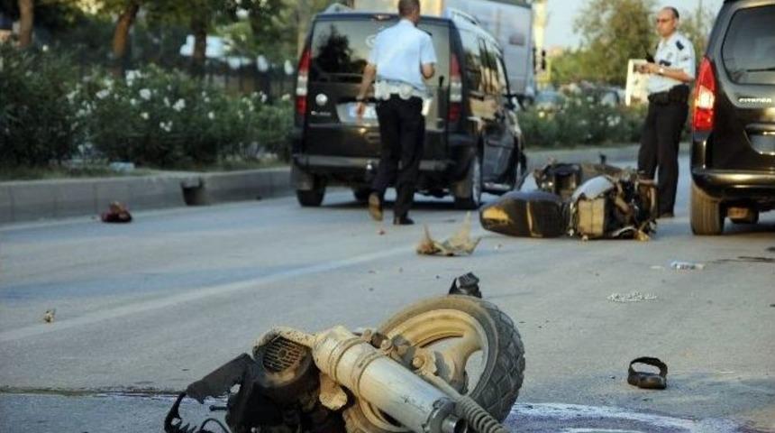 Otomobilin &Ccedil;arptığı Motosiklet İkiye B&ouml;l&uuml;nd&uuml;: 1 &Ouml;l&uuml;