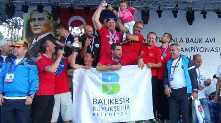 Ferit &Ccedil;alıkuşu, Zıpkınla Balık Avlama Şampiyonu Oldu