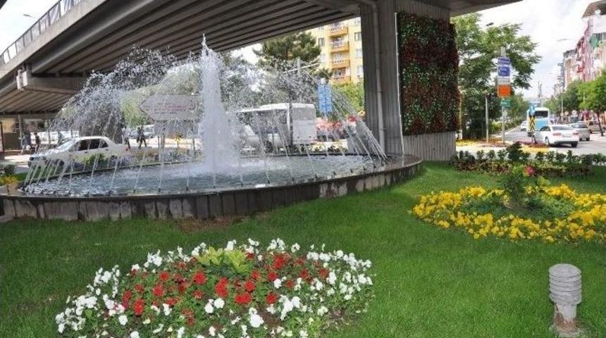 Uşak&rsquo;ta K&ouml;pr&uuml;l&uuml; Kavşak &Ccedil;i&ccedil;ekler İle Rengarenk