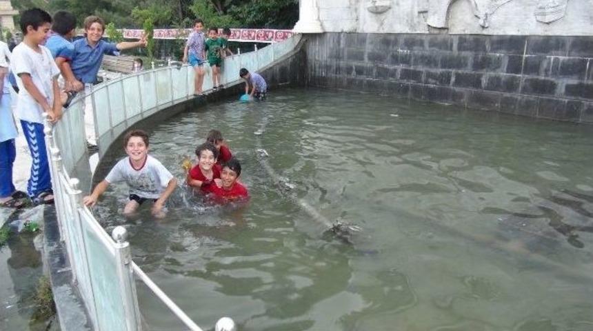 &Ccedil;ocuklar Serinlemek İ&ccedil;in S&uuml;s Havuzu Girdi