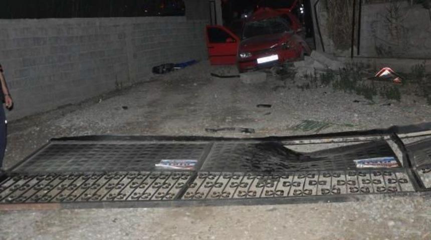 Otomobil Demir Kapıya &Ccedil;arptı, S&uuml;r&uuml;c&uuml; &Ouml;ld&uuml;