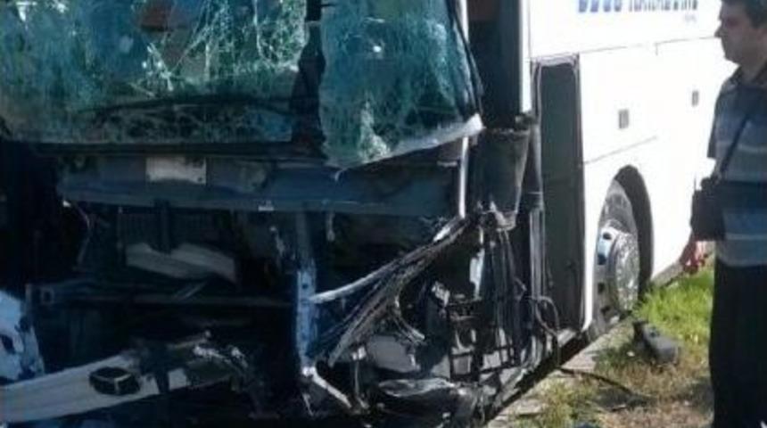 Yolcu Otob&uuml;s&uuml; Trakt&ouml;re &Ccedil;arptı: 1 &Ouml;l&uuml;, 2 Yaralı