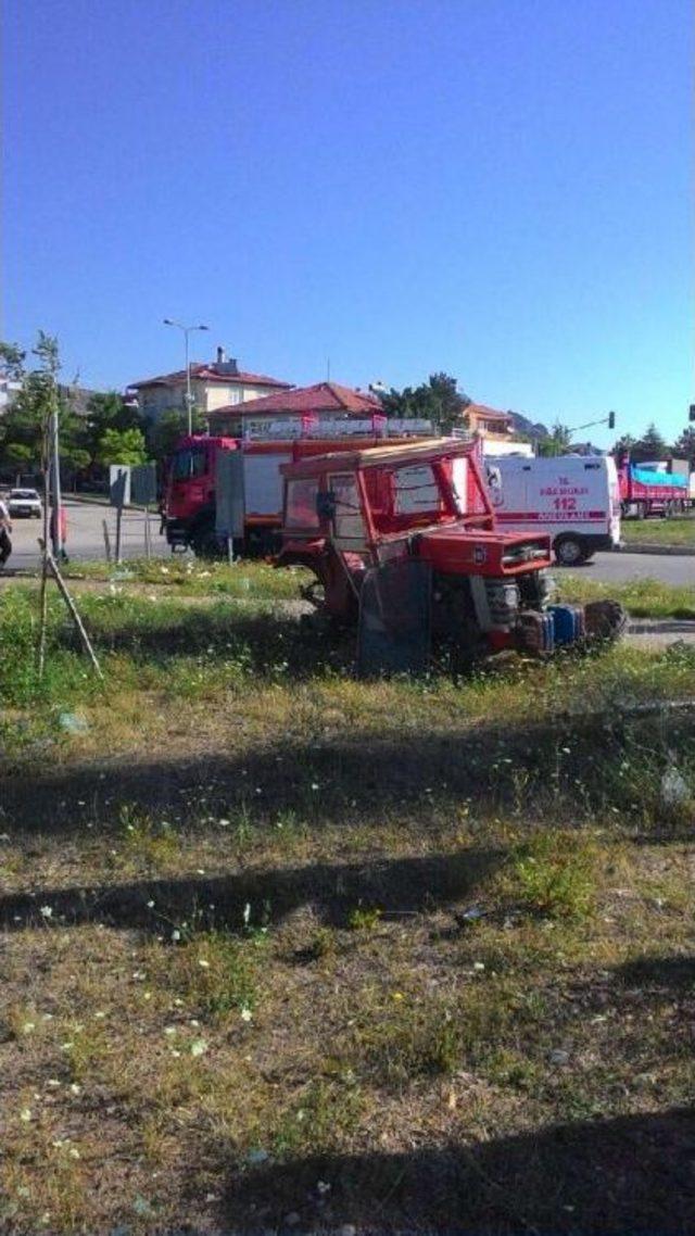 Yolcu Otobüsü Traktöre Çarptı: 1 Ölü, 2 Yaralı