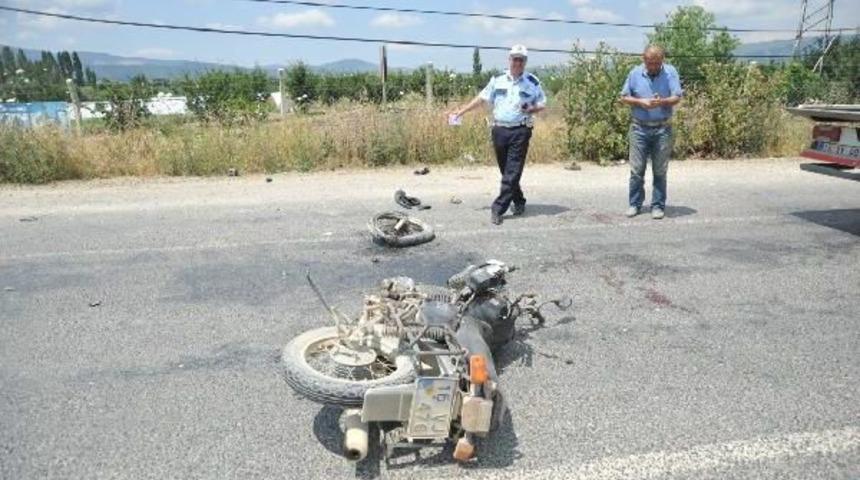 Otomobille &Ccedil;arpışan Motosikletin S&uuml;r&uuml;c&uuml;s&uuml; Ağır Yaralandı