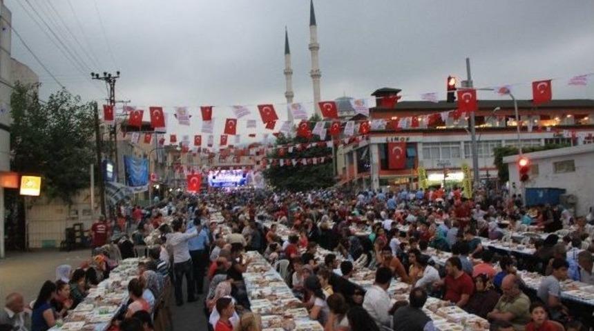 D&ouml;rtyol&rsquo;da Caddede İftar