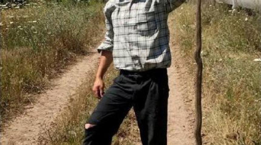 Kendisine Saldıran Yılanı Öldürdü