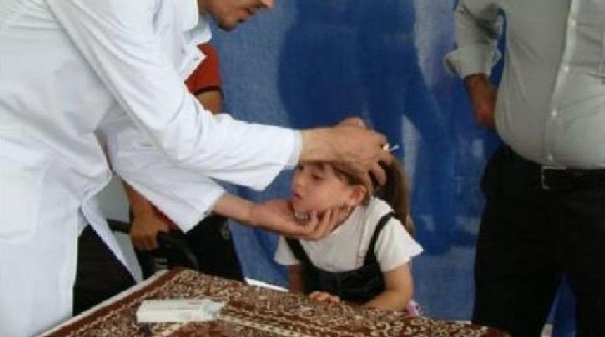 Iraklı 3 Doktor, M&uuml;lteci Hastaları Muayene Ediyor