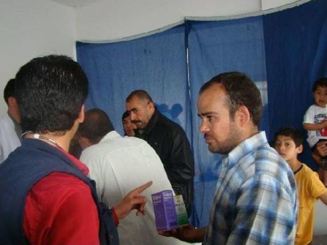 Iraklı 3 Doktor, Mülteci Hastaları Muayene Ediyor