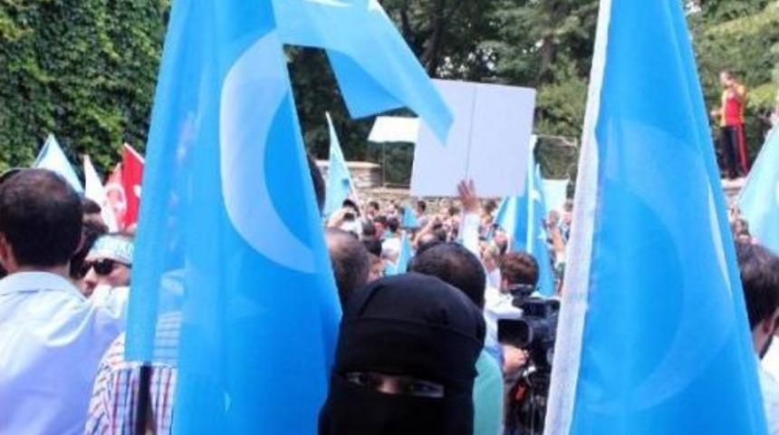 &Ccedil;in Konsolosluğu &Ouml;n&uuml;nde "urum&ccedil;i" Protestosu