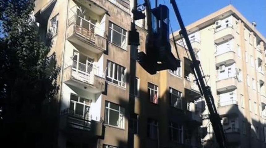&Ouml;nlem Alınmadan Kep&ccedil;eyi Vin&ccedil;le 5 Katlı Apartmanın Terasına &Ccedil;ıkardılar