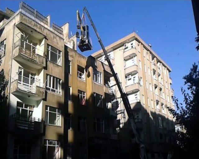 Önlem Alınmadan Kepçeyi Vinçle 5 Katlı Apartmanın Terasına Çıkardılar