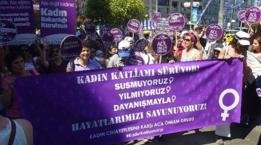 Kadık&ouml;y&rsquo;de Kadın Cinayetleri Protesto Edildi