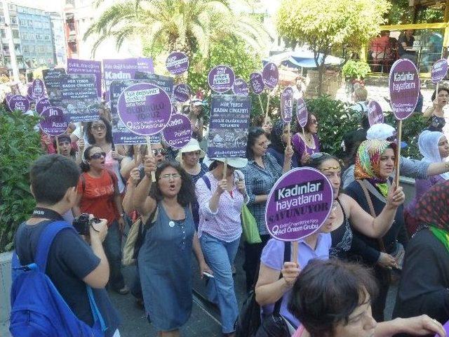 Kadıköy’de Kadın Cinayetleri Protesto Edildi