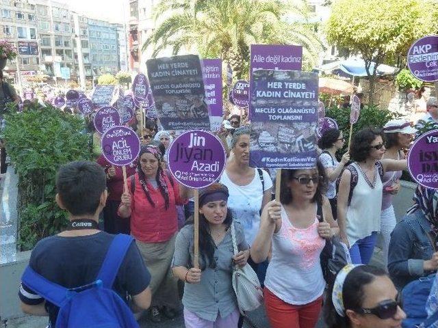 Kadıköy’de Kadın Cinayetleri Protesto Edildi