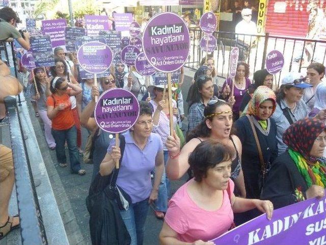 Kadıköy’de Kadın Cinayetleri Protesto Edildi