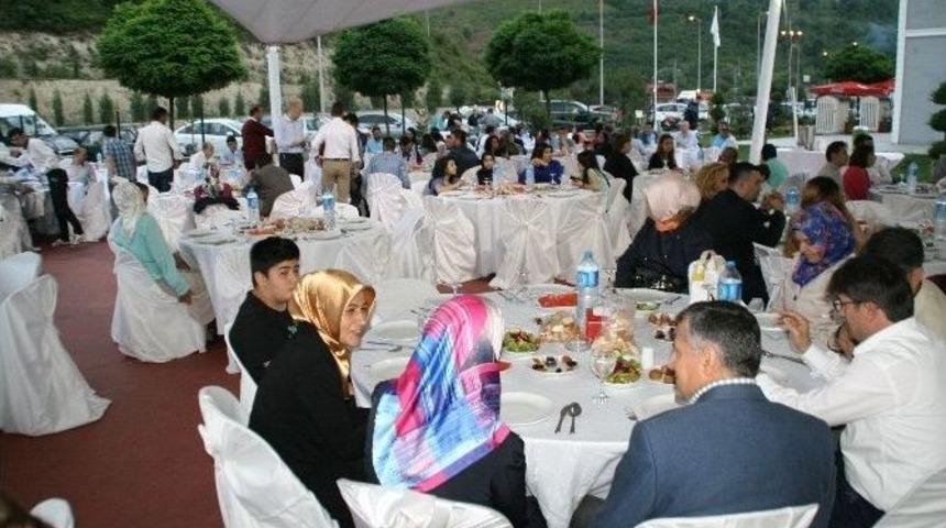 Ak Partililer İftar Yemeğinde Bir Araya Geldi