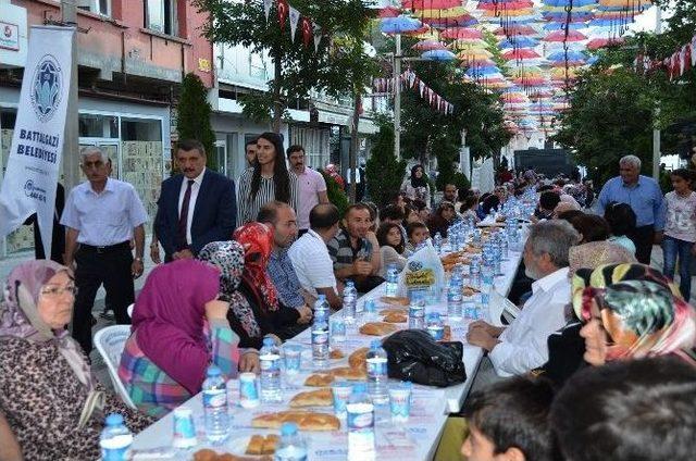 Akil Gençler Ve Battalgazi Belediyesi Şehit Yakınları Ve Gazilere İftar Verdi