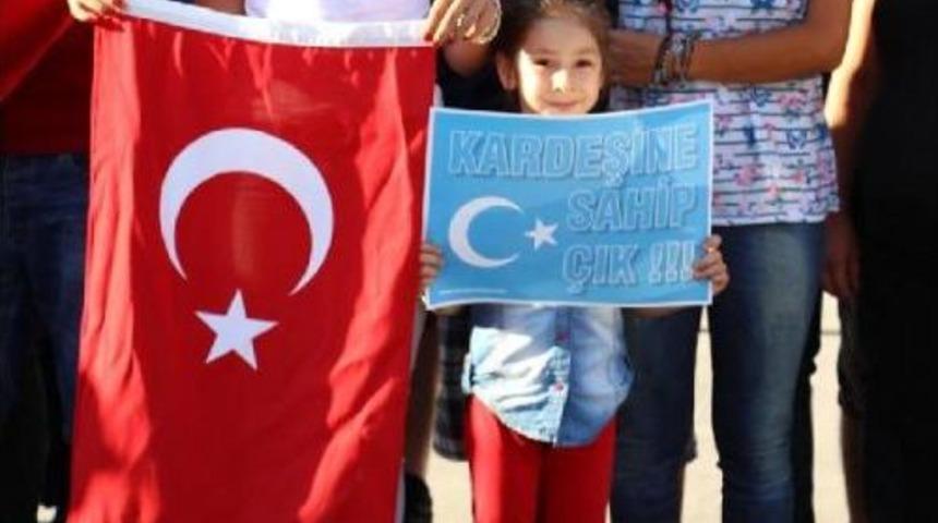 Antalya Honda Grubundan Doğu T&uuml;rkistan Protestosu