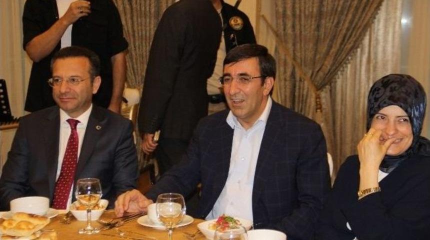 Stk&rsquo;lar Ve Kanaat &Ouml;nderleri İftarda Buluştu