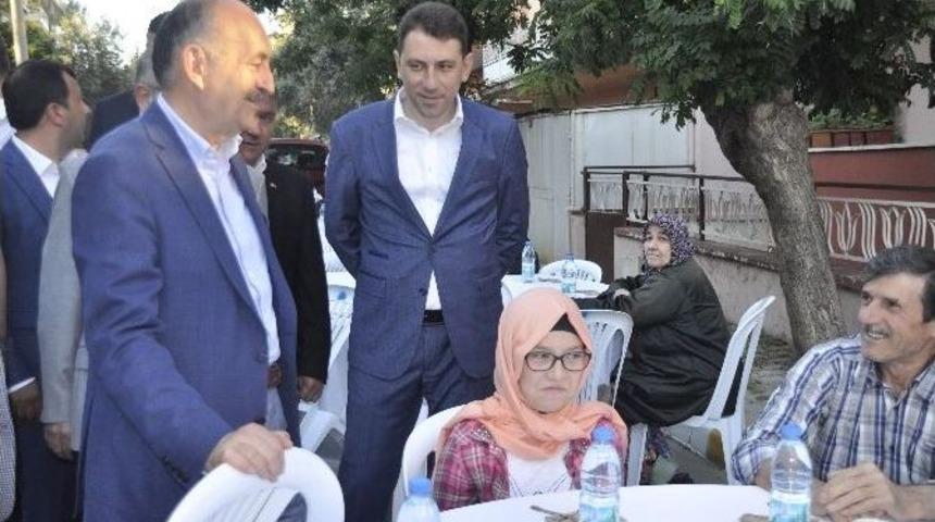 Bakan M&uuml;ezzinoğlu Mahallelilerle İftar Yaptı
