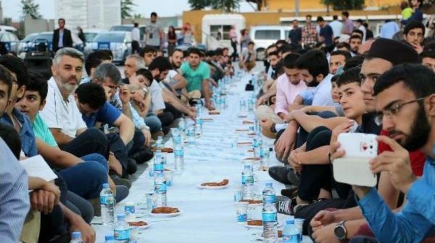 Ayasofya Meydanı'nda "&uuml;mmet Iftarı"...