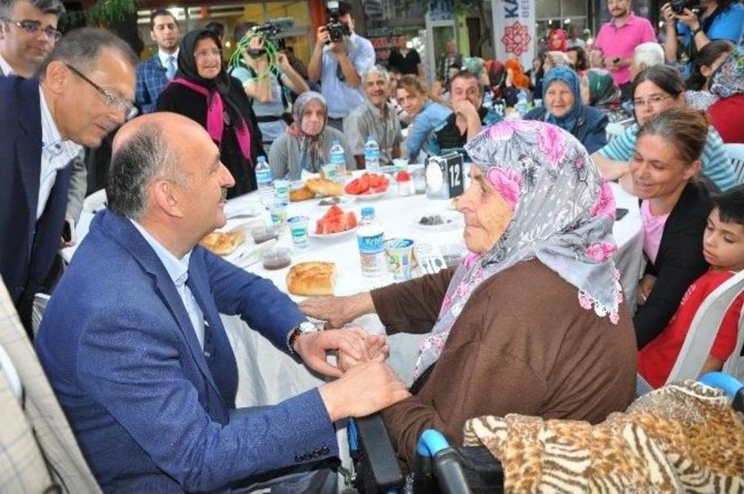 Bakan M&uuml;ezzinoğlu Sokak İftarına Katıldı