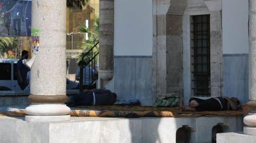 Sıcaktan Bunalanlar Camide Kestiriyor