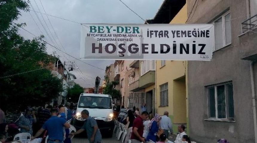 Bey&ccedil;ayırlılar Derneği Bin Kişiye İftar Verdi