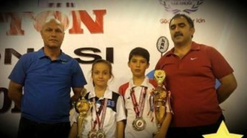 Erzincanlı K&uuml;&ccedil;&uuml;k Milli Sporcular Romanya&rsquo;dan Madalyalarla D&ouml;nd&uuml;ler