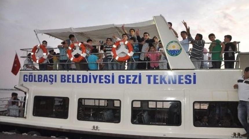 G&ouml;lbaşı Belediyesi&rsquo;nden M&uuml;lteci Yetim &Ccedil;ocuklara &Ouml;nce Tekne Gezisi Sonra İftar Yemeği