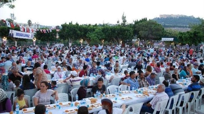 Silifke Belediyesi Halka İftar Verdi