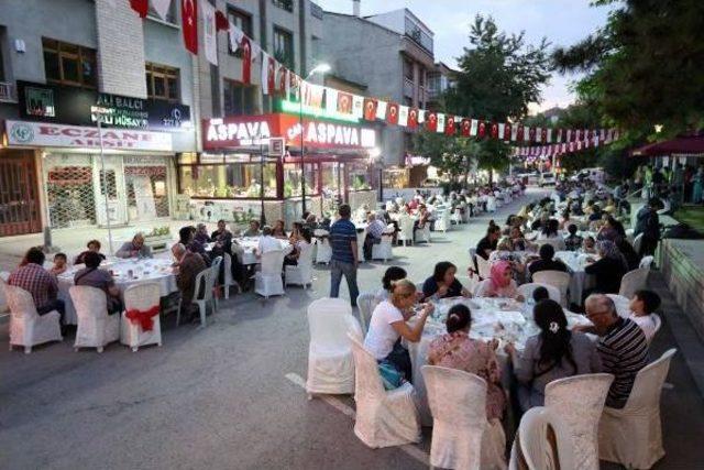 Kılıçdaroğlu, Yenimahalle'de Iftar Yaptı